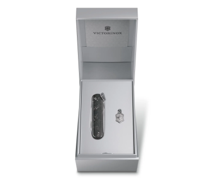  Victorinox Classic SD Brilliant Carbon